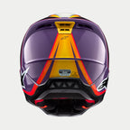 Alpinestars S-M5 Sail Helmet ECE, capacete de motocross, Violeta, Preto e Prata Brilhante, vista traseira que mostra grafismos em gradiente de laranja e amarelo numa calota violeta, acabamento brilhante com logótipos de estrela brancos nas laterais, aberturas de ventilação e etiqueta de certificação ECE.