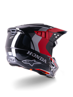 Alpinestars Honda S-M5 Helmet ECE, capacete de motocross, preto e vermelho brilhante, vista traseira de três quartos com marca Honda e logótipos Alpinestars, acabamento brilhante com detalhes gráficos vermelhos e cinzentos, concebido para proteção em todo-o-terreno