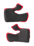 Alpinestars Supertech M10 22.06 Regular Cheek Pad Set, conjunto de almofadas laterais, pretas com rebordos vermelhos, superfície em malha com textura hexagonal, acolchoamento interior de substituição para capacetes de motocross, formato ergonómico curvo