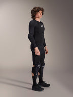 Casaco de Proteção Alpinestars A-Impact Plasma - Manga Comprida, preto, usado por um modelo com equipamento de proteção a condizer, incluindo joelheiras e calções, com logótipos Astars brancos, construção em malha respirável e design aerodinâmico para ciclismo todo-o-terreno.