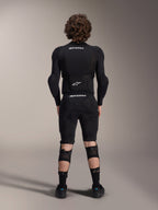 Casaco de Proteção Alpinestars A-Impact Plasma - Manga Comprida, vista traseira, preto com logótipos Alpinestars brancos, usado com calções de proteção e joelheiras para proteção de corpo inteiro em mountain bike