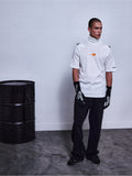 Alpinestars RSRV Pyro SS Tee, t-shirt branca de gola alta e manga curta com logótipo laranja, estilo streetwear premium, pessoa vestida com luvas pretas e calças pretas