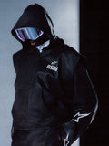 Alpinestars RSRV Axis Leather Hoodie, casaco de couro com capuz preto, logótipo RSRV e estrela, design futurista com textura brilhante, estrelas brancas nas mangas