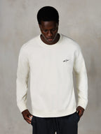 Alpinestars Essentials Ageless Crew, sweatshirt de gola redonda, Off White, pequeno logótipo Alpinestars preto no peito, usada por um modelo, estilo casual lifestyle streetwear, fleece macio premium