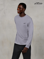 Alpinestars T-Shirt Essentials Ageless, t-shirt casual de manga comprida para homem, prateada, vista num modelo em jersey de algodão orgânico