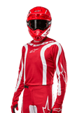 Alpinestars 2024 Fluid Lurv Jersey, camisola de motocross, vermelho Mars e branco, usada com capacete e luvas vermelhas a condizer, design desportivo arrojado com riscas curvas brancas e logótipos Alpinestars