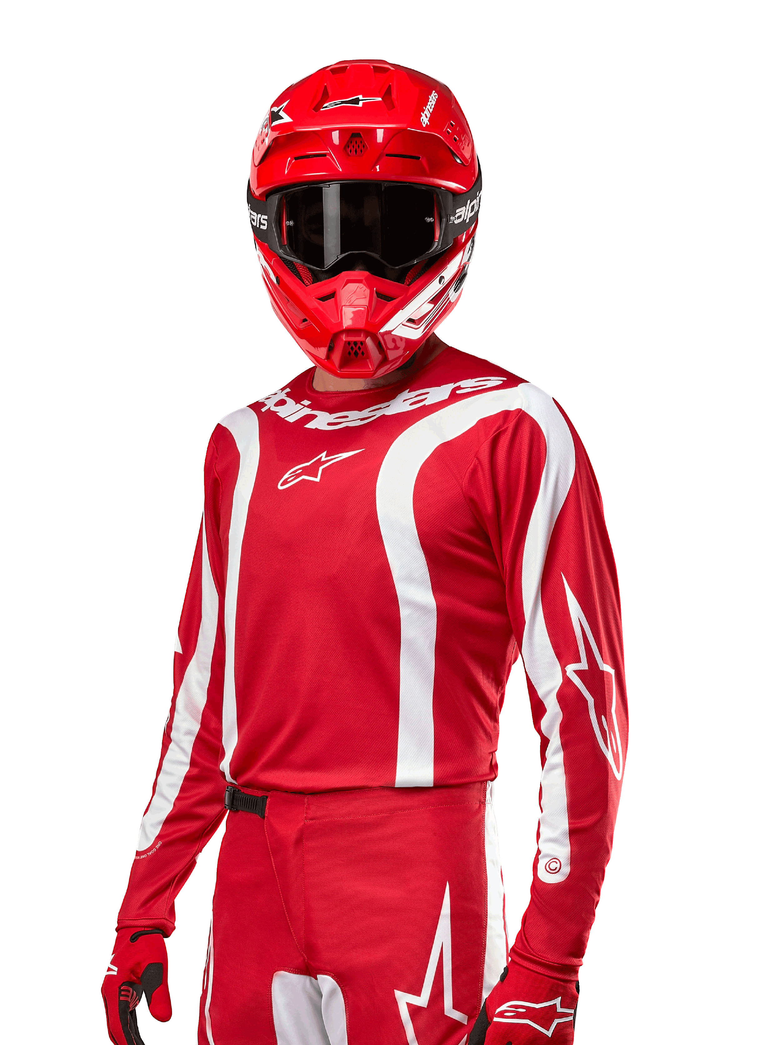 Alpinestars 2024 Fluid Lurv Jersey, camisola de motocross, vermelho Mars e branco, usada com capacete e luvas vermelhas a condizer, design desportivo arrojado com riscas curvas brancas e logótipos Alpinestars