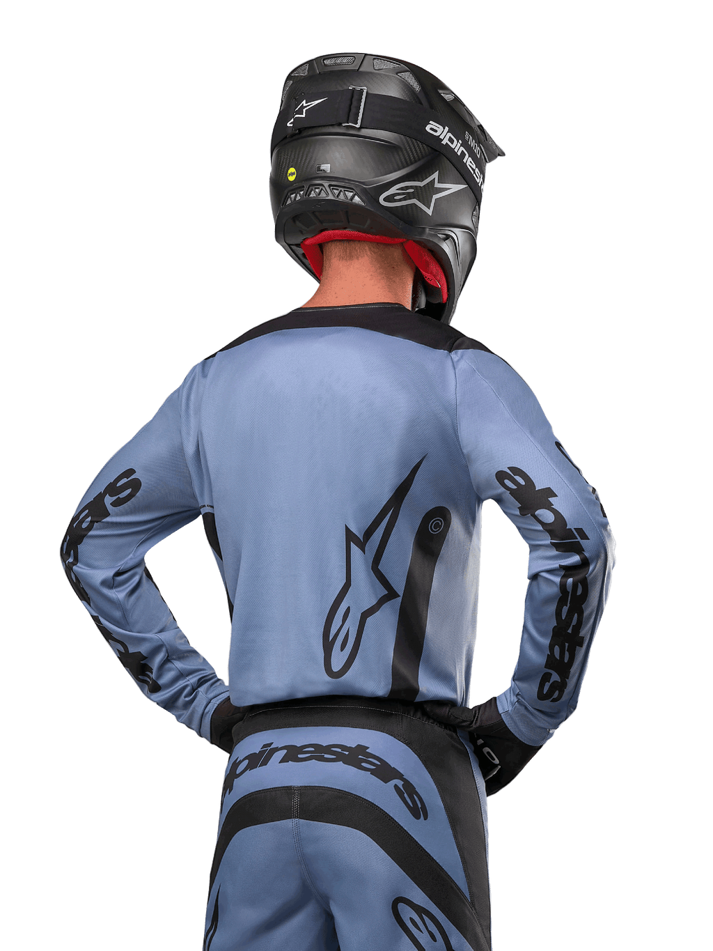 Alpinestars 2024 Fluid Lurv Jersey, camisola de motocross, azul claro e preto, vista traseira do piloto mostrando o grande logótipo de estrela e a marca nas mangas, usada com um capacete preto e calças de todo-o-terreno a condizer, vestuário de corrida profissional