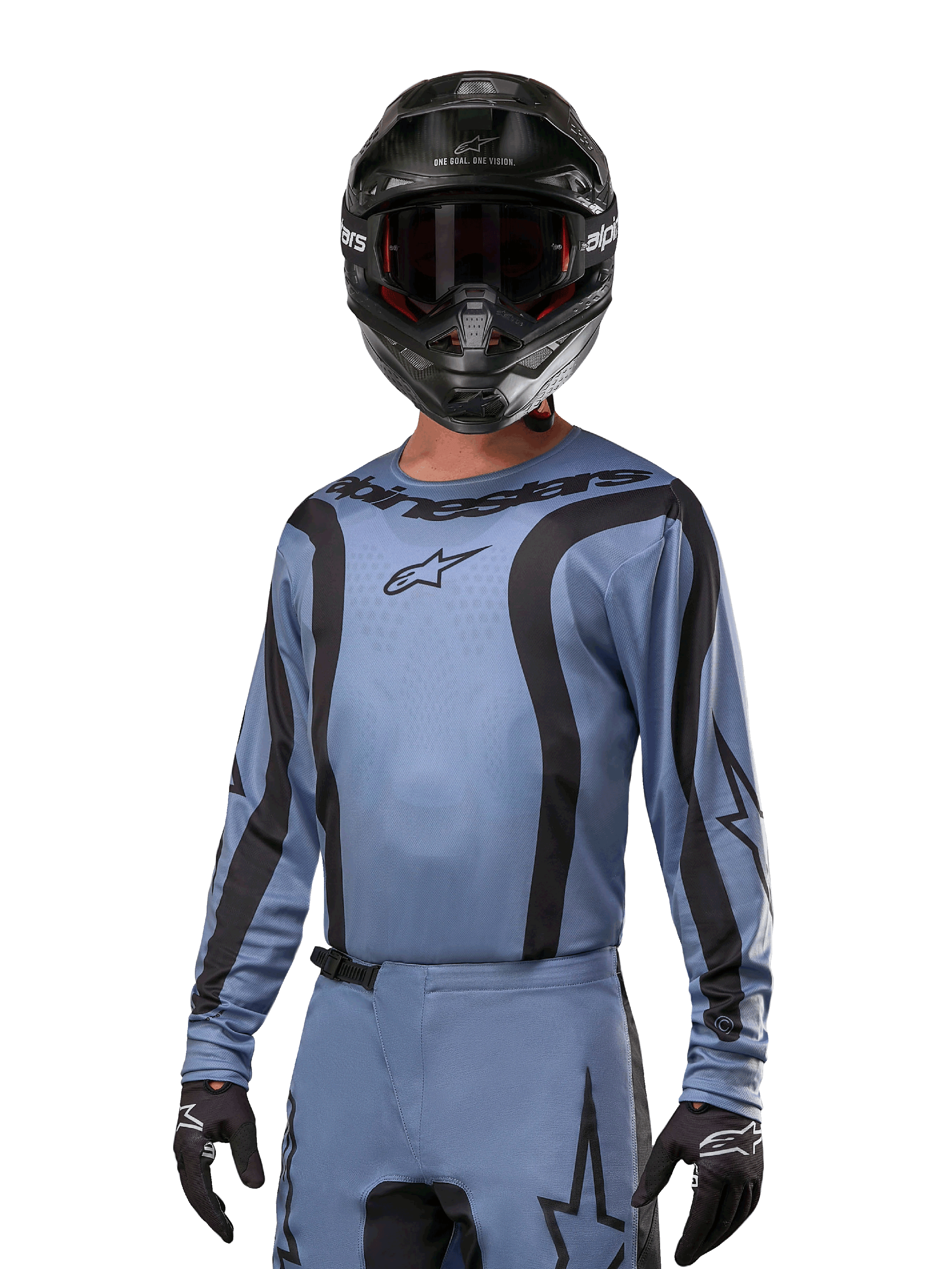 Piloto de motocross a usar a camisola Alpinestars 2024 Fluid Lurv, azul claro e preto, combinada com capacete e óculos pretos, com detalhes gráficos pretos e o logótipo de estrela da Alpinestars, equipamento de performance para corridas todo-o-terreno