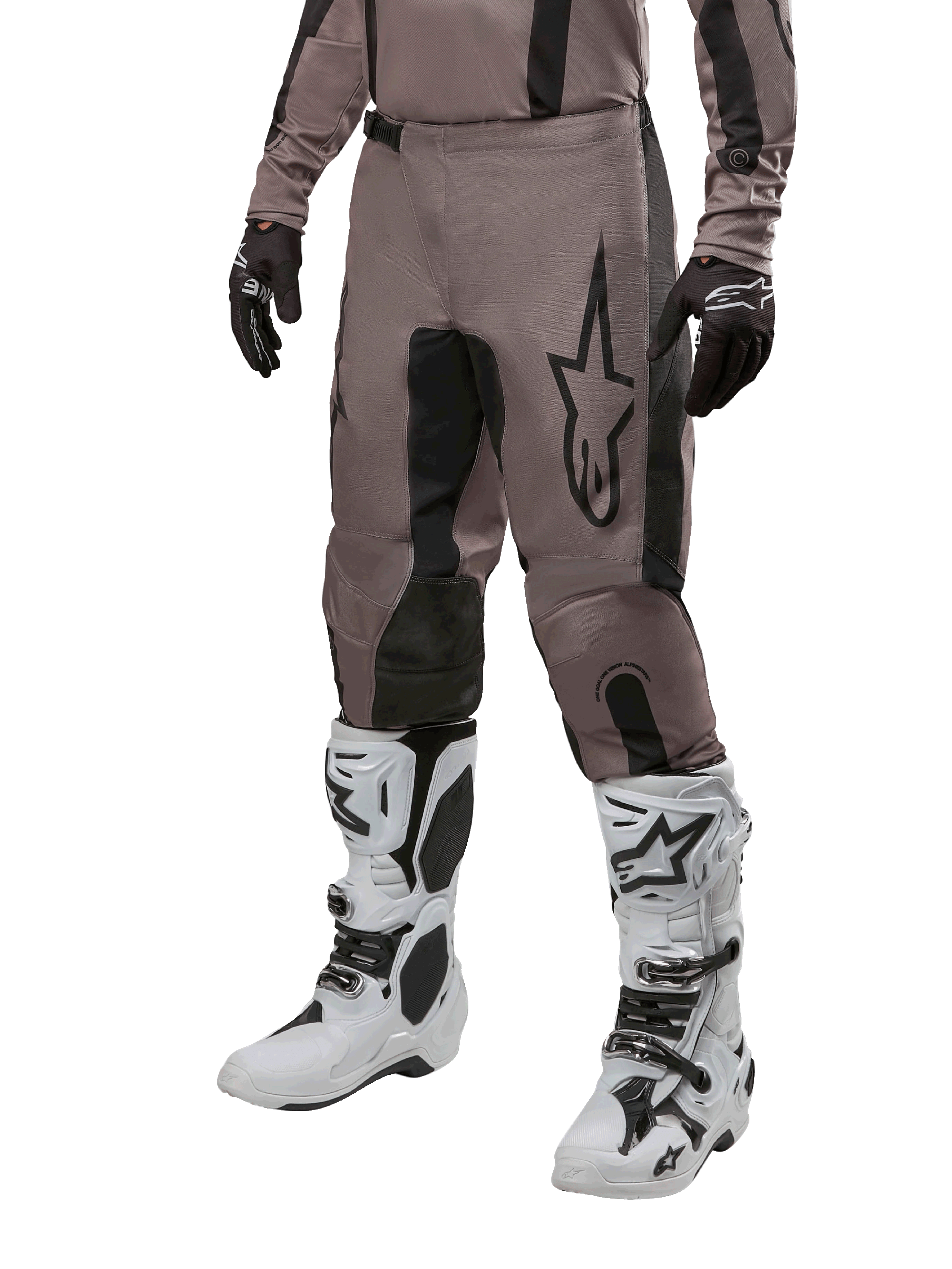 Alpinestars 2024 Fluid Lurv Pants, calças de motocross, Mud Black e pretas, com logótipo Alpinestars, usadas com luvas pretas e botas de motocross brancas, design desportivo para corridas todo-o-terreno