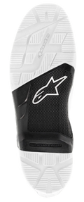 Alpinestars Tech 7 Enduro Sole, sola exterior de substituição em borracha, preta e branca, vista inferior com rasto texturado e padrão de relevos, apresentando o logótipo Astars branco na secção central preta e marca Alpinestars em relevo, peça de substituição para botas de motociclismo todo-o-terreno