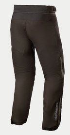 Alpinestars AST-1 V2 Waterproof Pants - Short, calças de motociclismo pretas, vista traseira com construção têxtil durável, logótipo Alpinestars refletor na parte inferior da perna, fecho de ligação na cintura e ajuste de cintura com velcro