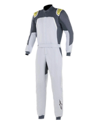 Fato Alpinestars GP Pro Comp, fato de automobilismo profissional, Prata, Azul, Asfalto e Lima, corpo em prateado claro com painéis cinzento escuro nos ombros e pormenores em verde lima, cintura com cinto e punhos canelados, construção de três camadas certificada pela FIA para performance em pista
