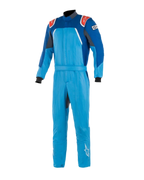 Alpinestars GP Pro Comp Bootcut Suit FIA, fato de automobilismo, azul cobalto e azul royal com detalhes em vermelho, inclui dragonas vermelhas nos ombros com logótipos brancos, punhos pretos e pernas bootcut, construção multicamada em fibra aramídica para corridas em circuito