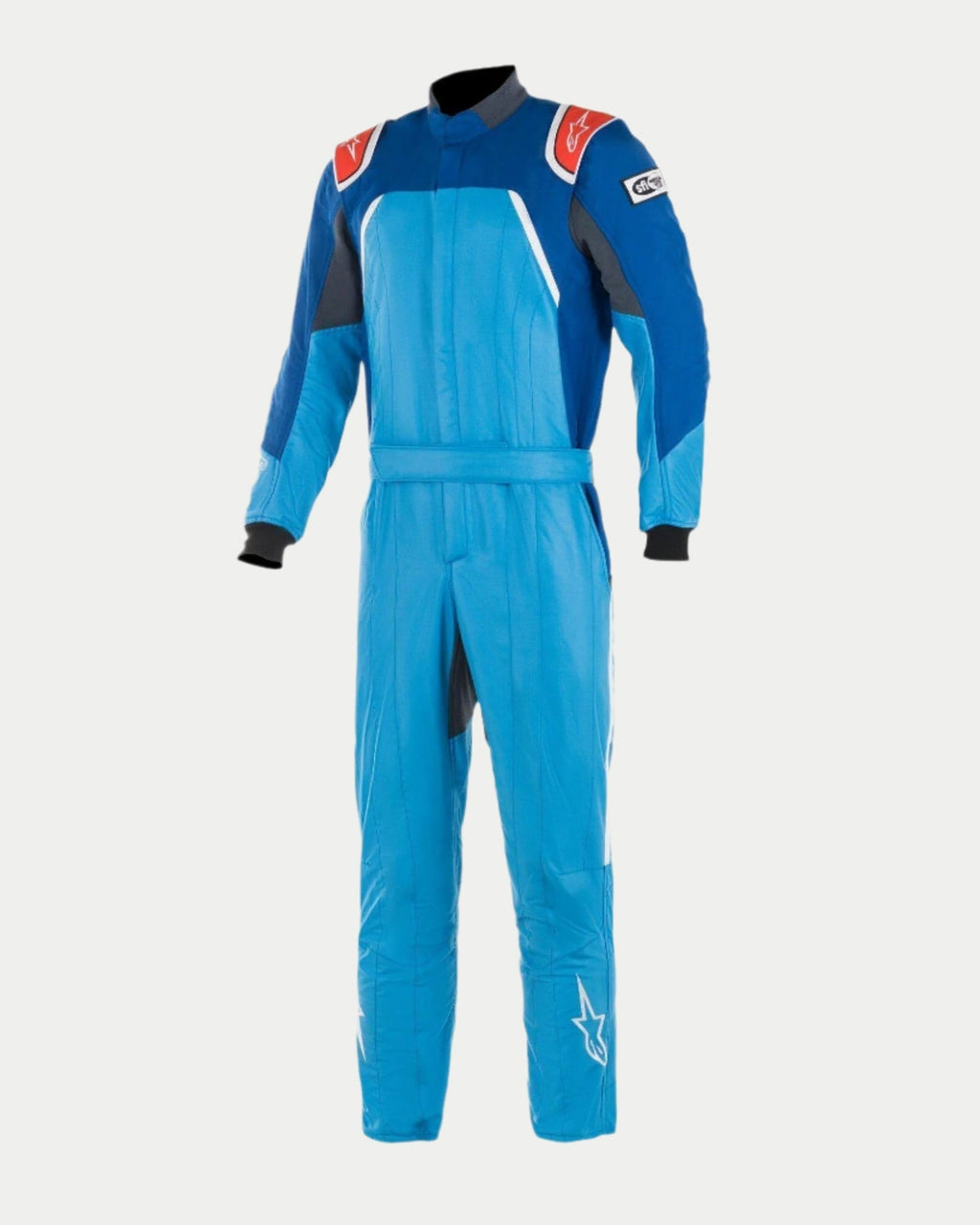 Alpinestars GP Pro Comp Bootcut Suit FIA, fato de competição automóvel profissional em azul cobalto, azul royal e vermelho, com construção de três camadas em aramida, dragonas nos ombros e design de perna bootcut com logótipos de estrela brancos