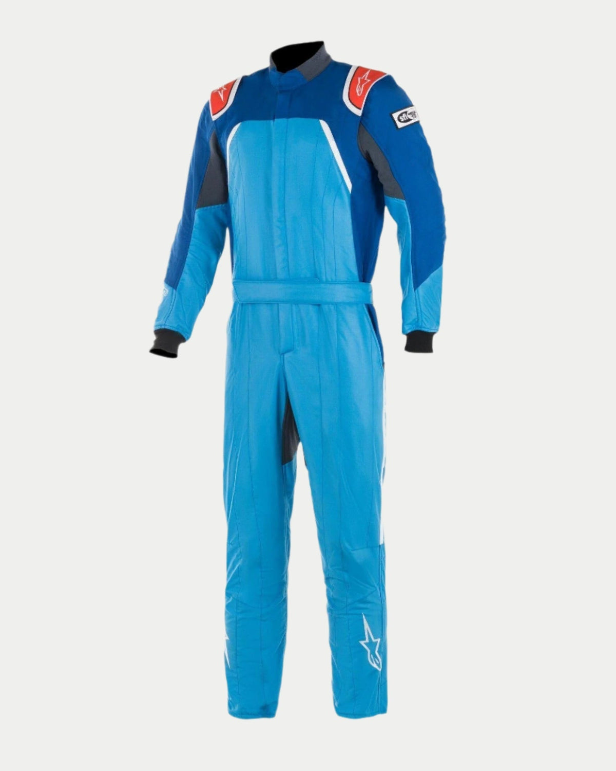 Alpinestars GP Pro Comp Bootcut Suit FIA, fato de competição automóvel profissional em azul cobalto, azul royal e vermelho, com construção de três camadas em aramida, dragonas nos ombros e design de perna bootcut com logótipos de estrela brancos