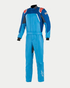 Alpinestars GP Pro Comp Bootcut Suit FIA, fato de competição automóvel profissional em azul cobalto, azul royal e vermelho, com construção de três camadas em aramida, dragonas nos ombros e design de perna bootcut com logótipos de estrela brancos