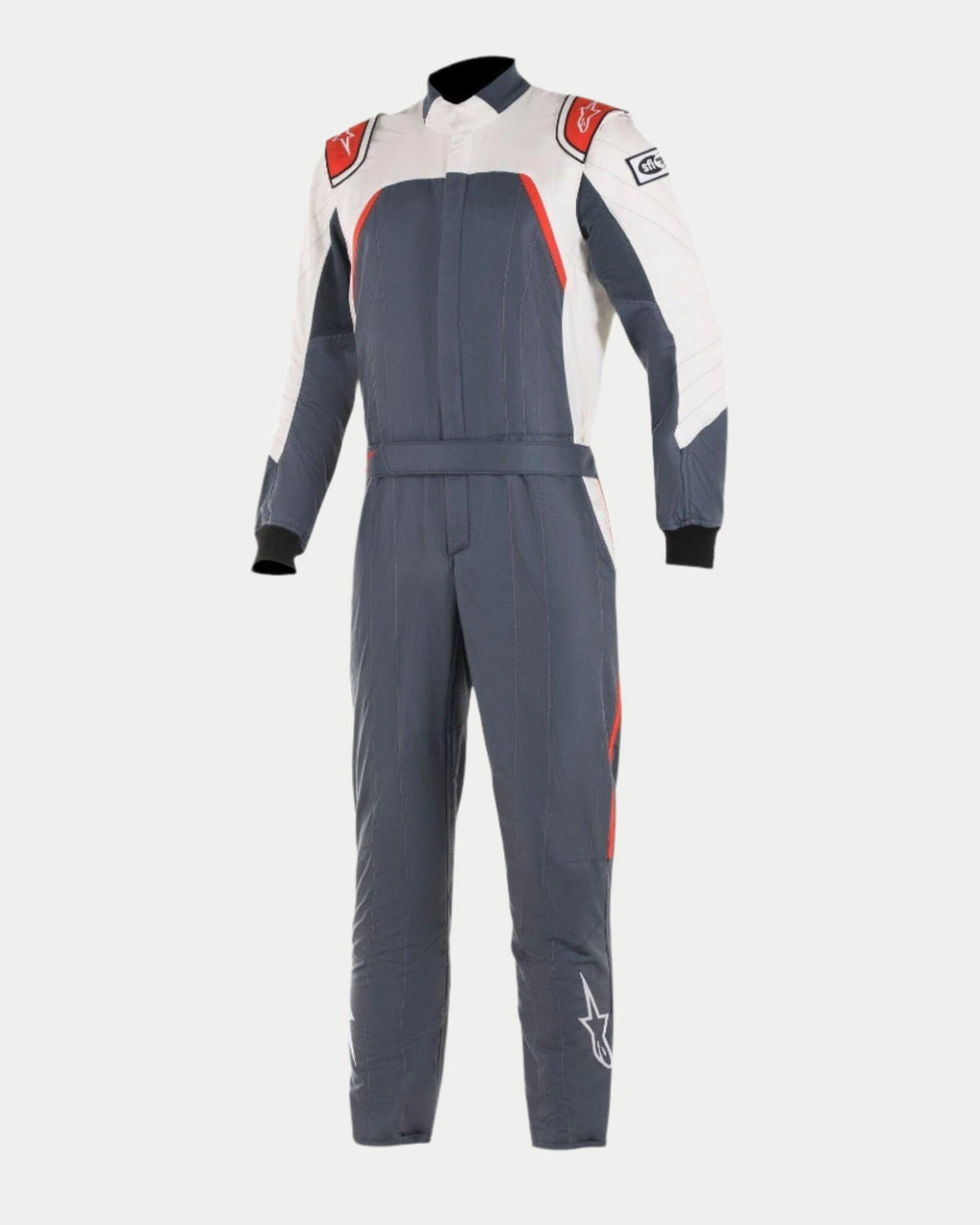 Alpinestars GP Pro Comp Bootcut FIA, macacão de automobilismo, asfalto, branco e vermelho, corpo cinzento escuro com painéis brancos nos ombros e detalhes vermelhos, logótipos Alpinestars nos ombros e pernas, construção de perna bootcut, design profissional de automobilismo