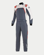 Alpinestars GP Pro Comp Bootcut FIA, macacão de automobilismo, asfalto, branco e vermelho, corpo cinzento escuro com painéis brancos nos ombros e detalhes vermelhos, logótipos Alpinestars nos ombros e pernas, construção de perna bootcut, design profissional de automobilismo