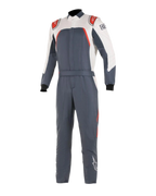 Alpinestars GP Pro Comp Bootcut Suit FIA, fato de automobilismo, asfalto, branco e vermelho, macacão de uma só peça com a parte superior do peito e mangas em branco, detalhes nos ombros em vermelho, corpo em cinzento asfalto escuro e pernas com corte bootcut.