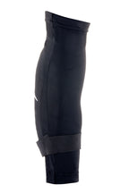 Protetor de Joelho Alpinestars Aria, perfil lateral, manga em malha elástica preta com correia elástica inferior e pequeno logótipo branco, design slip-on respirável para ciclismo de BTT