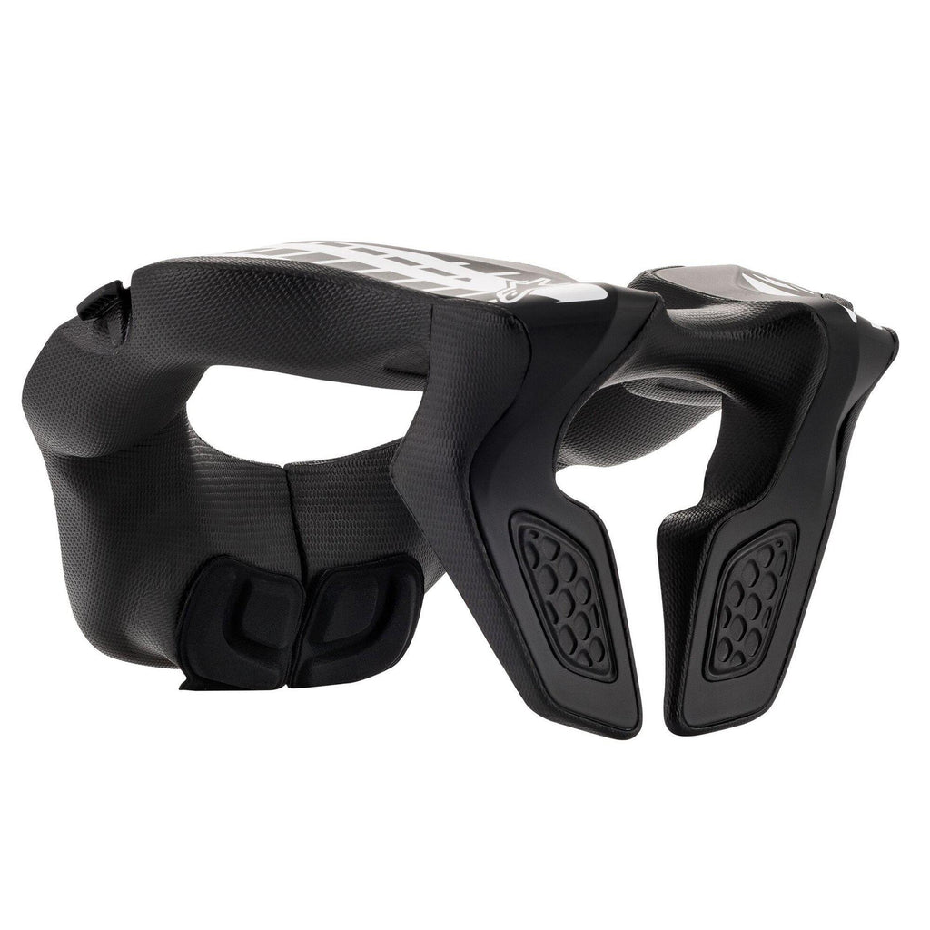 Alpinestars Youth Neck Support, suporte de pescoço para motocross, preto e branco, com uma estrutura de polímero perfilada e acolchoamento em espuma EVA texturizada, logótipo Alpinestars branco na superfície superior, sistema de estabilizador traseiro, concebido para proteção de todo-o-terreno para jovens