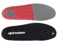 Alpinestars Footbed Tech 7, palmilha de substituição para botas de motocross Tech 7, cinzento escuro e vermelho, apresenta uma superfície superior preta com marca branca e parte inferior texturizada em vermelho e cinzento, perfurada para respirabilidade