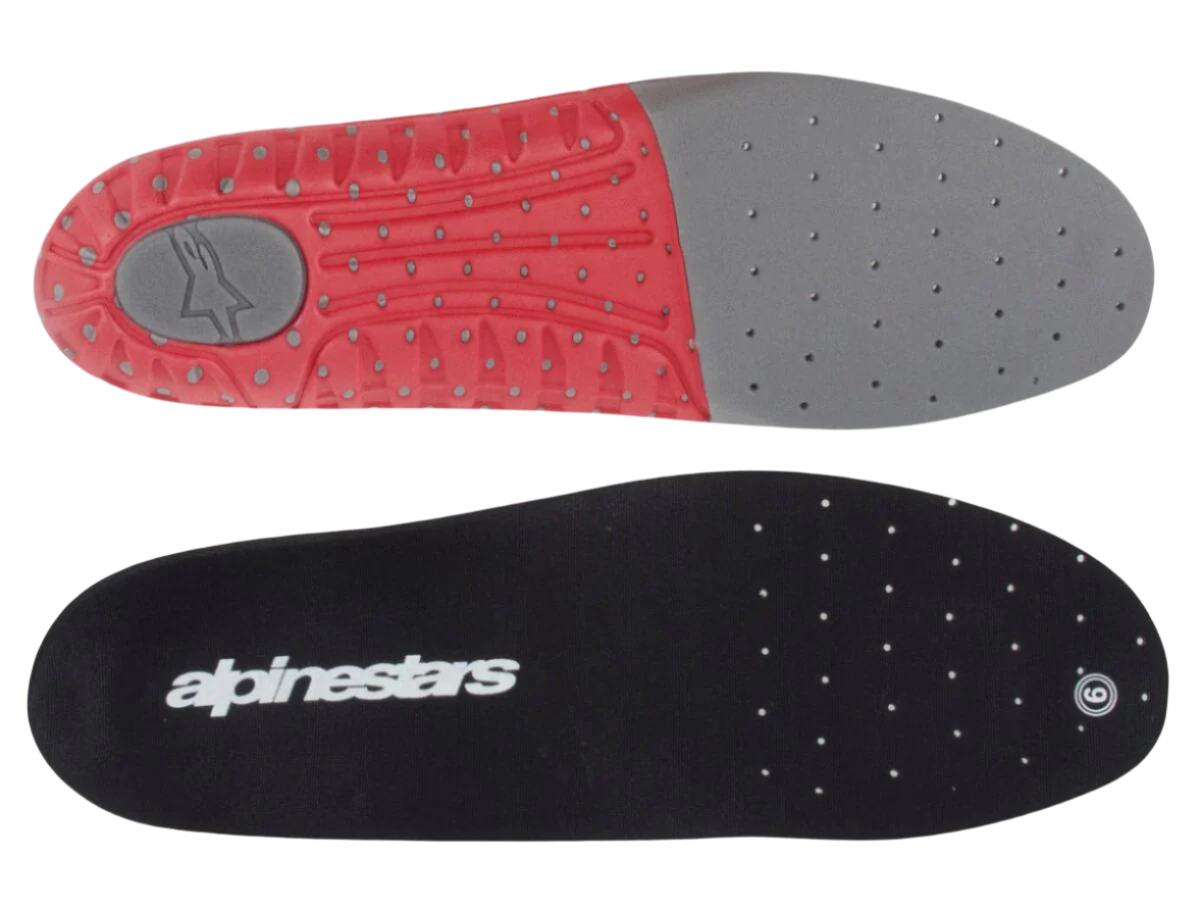 Alpinestars Footbed Tech 7, palmilha de substituição para botas de motocross Tech 7, cinzento escuro e vermelho, apresenta uma superfície superior preta com marca branca e parte inferior texturizada em vermelho e cinzento, perfurada para respirabilidade