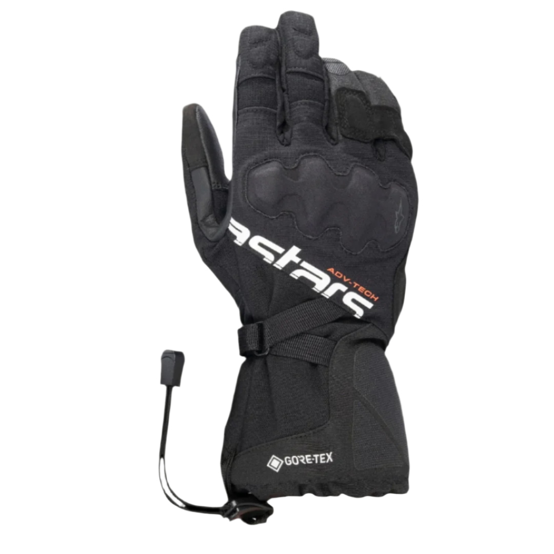 Luvas Alpinestars XT-5 GORE-TEX, luvas de motociclismo pretas, com logótipo Astars branco e texto ADV-TECH laranja, design de punho longo com proteção de articulações coberta, logótipo GORE-TEX e fecho com cordão de choque, equipamento de adventure touring