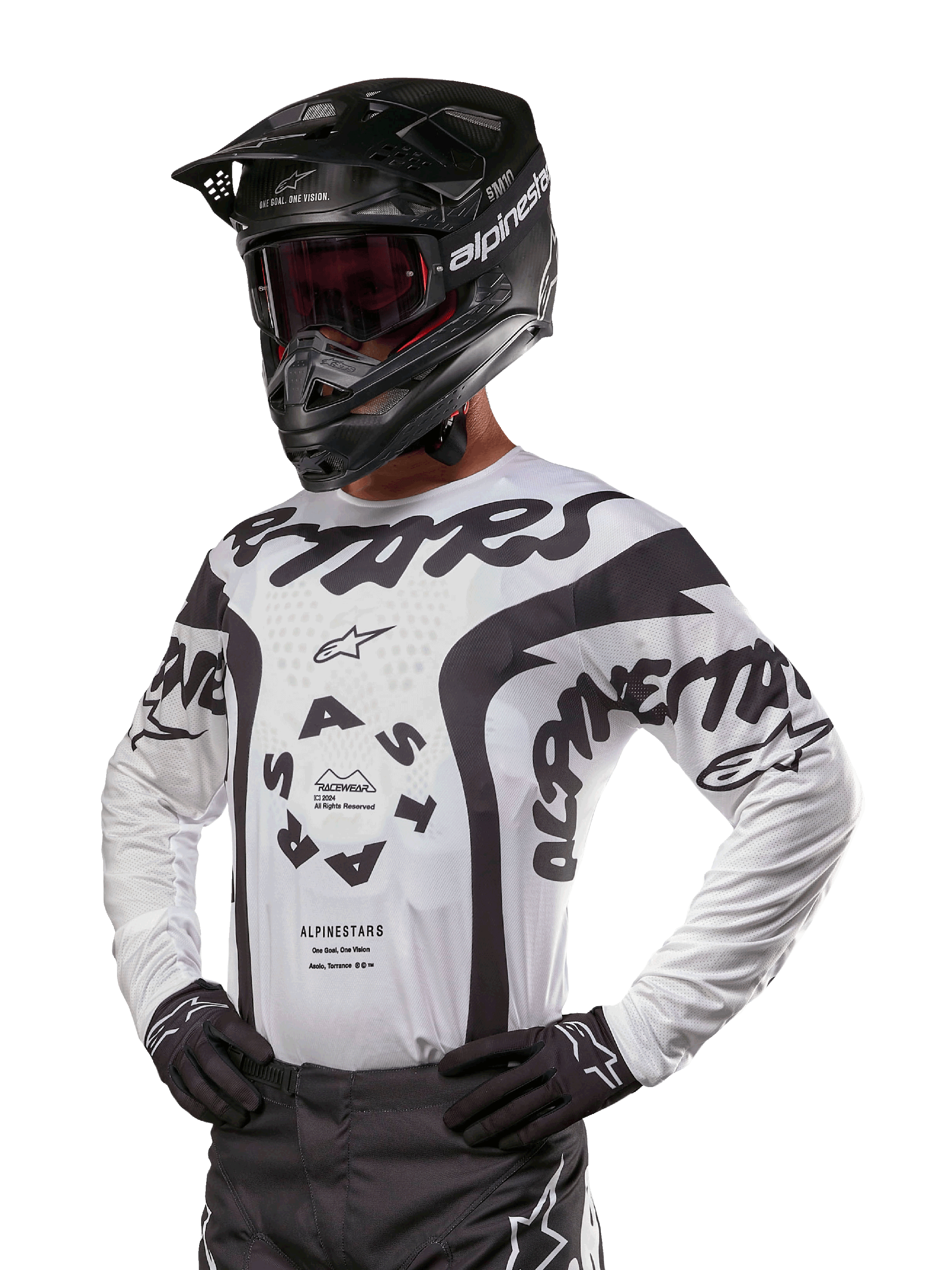 Alpinestars 2024 Racer Hana Jersey, camisola de motocross, branca e preta, gráficos arrojados com logótipos Alpinestars e Astars, usada com capacete preto e luvas pretas, equipamento de motocross de alta performance