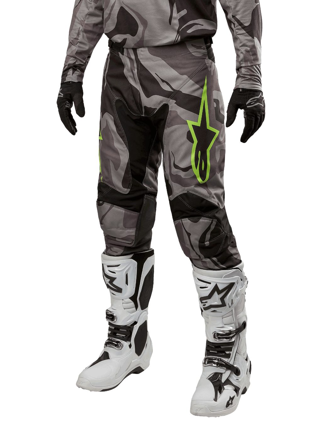 Alpinestars 2024 Racer Tactical Pants, calças de motocross, camuflado cinzento e preto, logótipo de estrela verde lima, usadas com botas brancas e pretas e luvas pretas, equipamento de todo-o-terreno