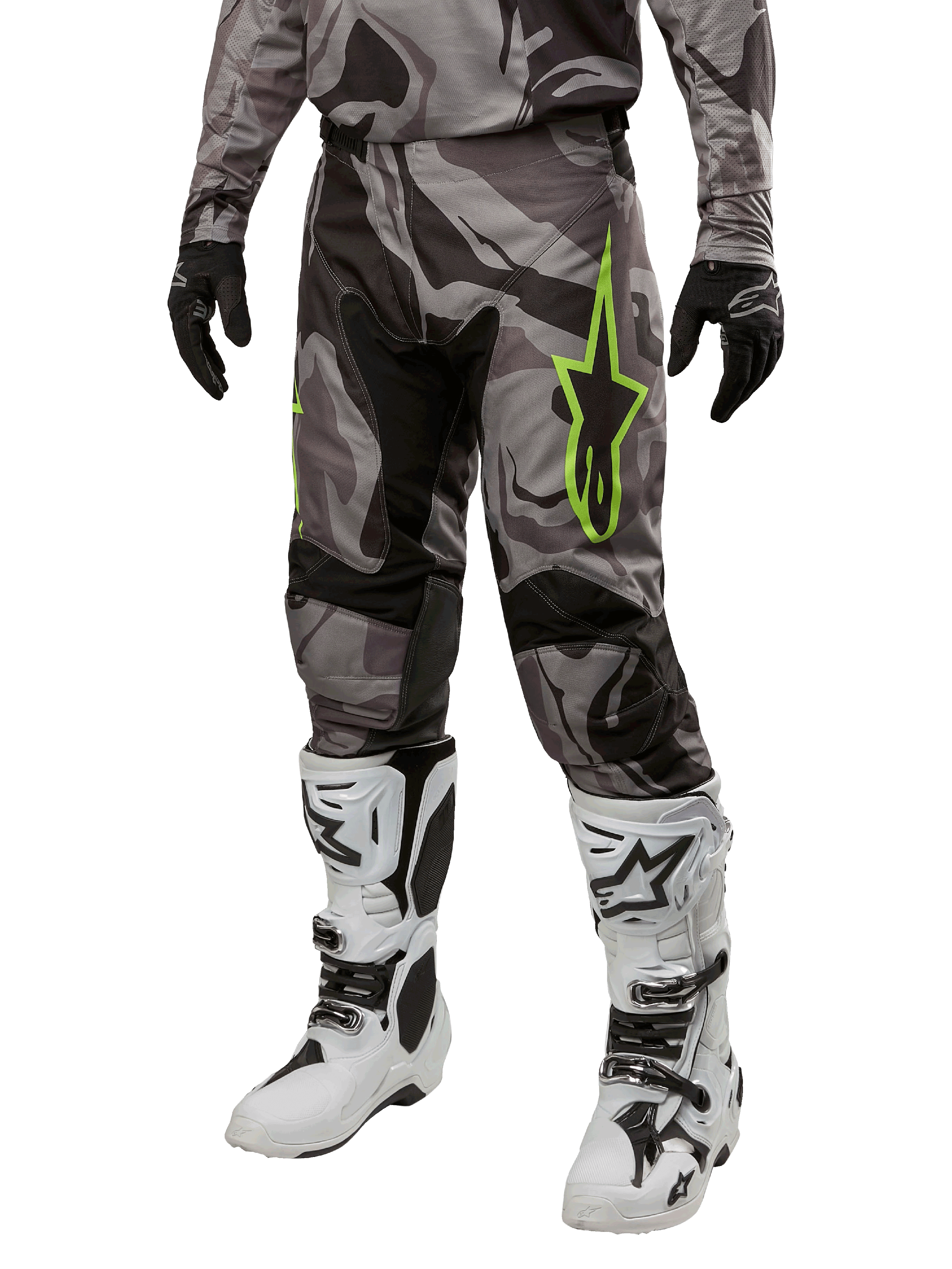Alpinestars 2024 Racer Tactical Pants, calças de motocross, camuflado cinzento e preto, logótipo de estrela verde lima, usadas com botas brancas e pretas e luvas pretas, equipamento de todo-o-terreno