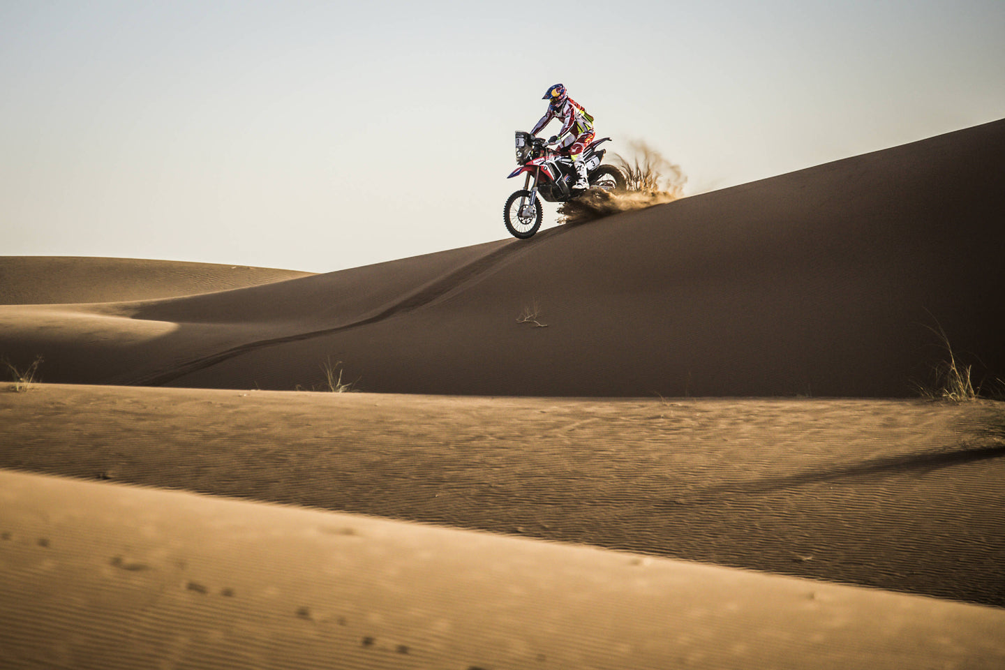 Joan Barreda rallying in the desert with Alpinestars gear and protections
