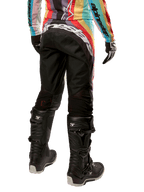 Alpinestars 2024 Stella Techstar, calças de motocross femininas, pretas multicolor, vista traseira com logótipo branco em destaque no assento, usadas com botas Tech 3 pretas e camisola multicolorida a condizer, equipamento profissional de corrida todo-o-terreno