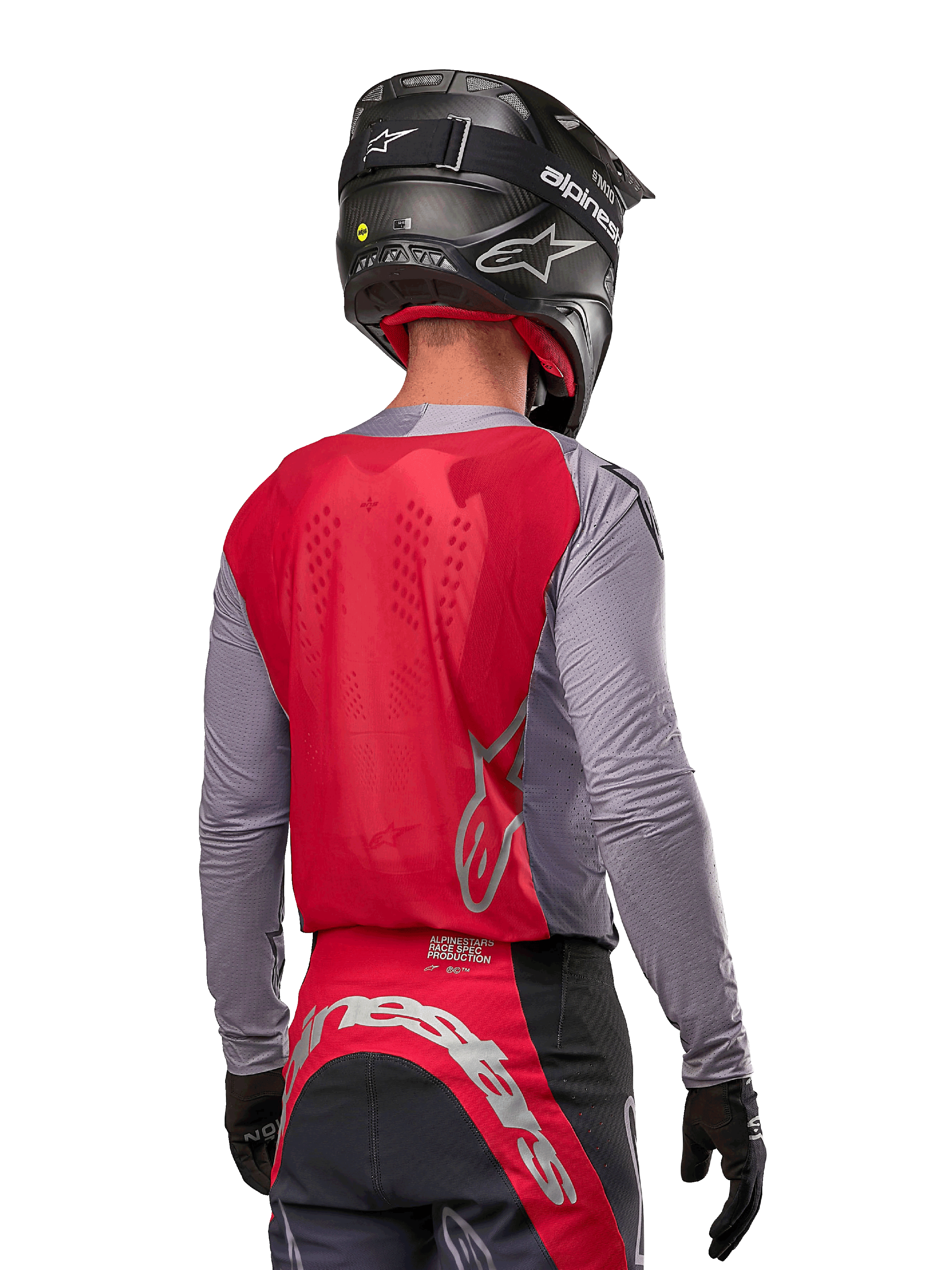 Piloto de motocross visto de costas a usar a camisola Alpinestars Supertech Dade 2024 em Iron Red Berry e cinzento, com painel traseiro em malha respirável, pormenores do logótipo em prateado, capacete preto e calças de corrida a condizer para desempenho profissional em todo-o-terreno