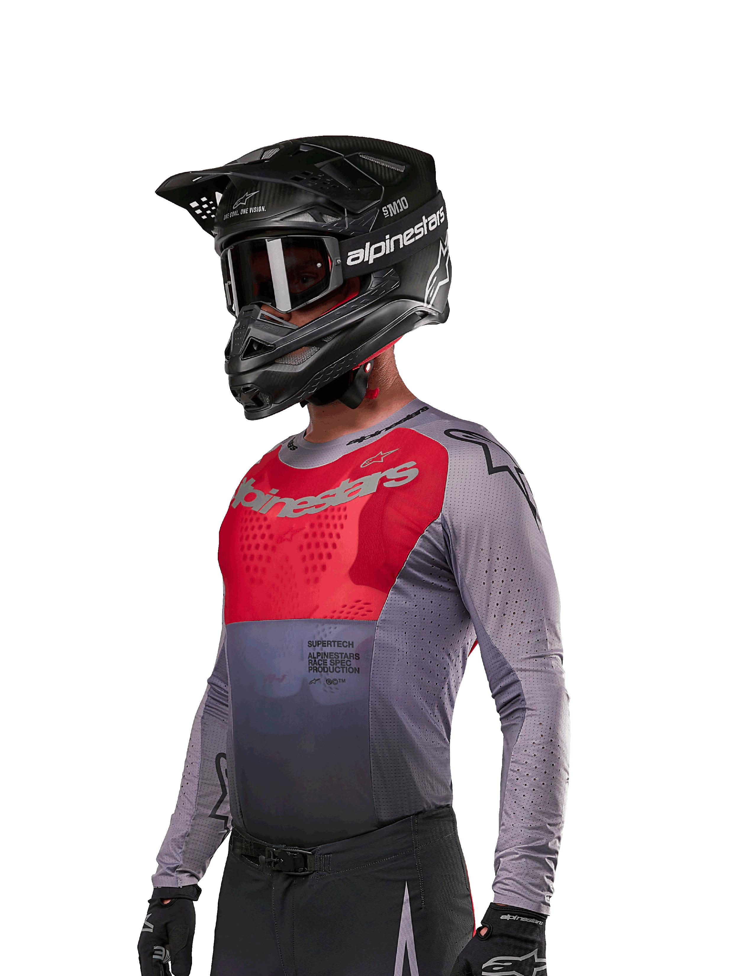 Alpinestars 2024 Supertech Dade Jersey, camisola de motocross, vermelha Iron Red Berry e cinzenta, manga comprida com perfurações cortadas a laser, usada por um piloto com capacete preto e luvas pretas, corte de corrida atlético profissional