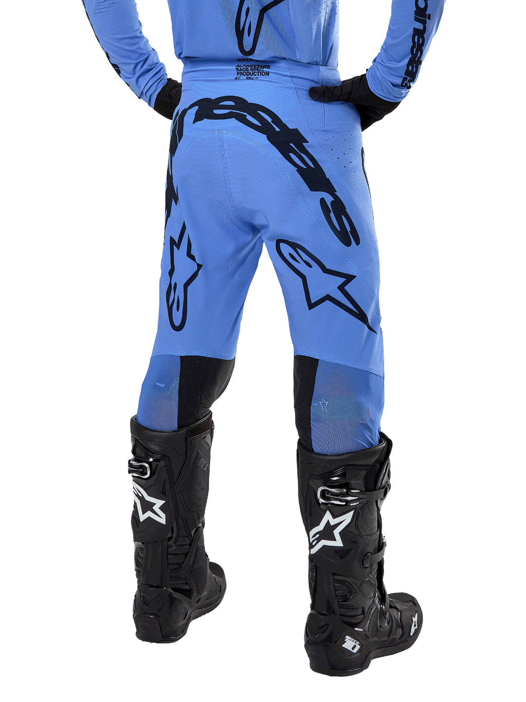 Alpinestars 2024 Supertech Dade Pants, calças de motocross, azul claro, vista traseira com grandes logótipos pretos no assento e nas pernas, combinadas com botas Alpinestars Tech 10 pretas, corte atlético para performance profissional em todo-o-terreno