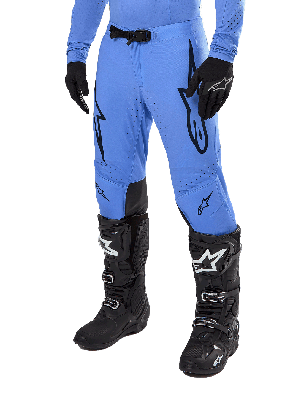 Alpinestars 2024 Supertech Dade Pants, calças de motocross, azul claro com logótipos gráficos pretos, com perfurações de ventilação e fivela magnética na cintura, combinadas com botas e luvas técnicas pretas, equipamento profissional de corrida todo-o-terreno