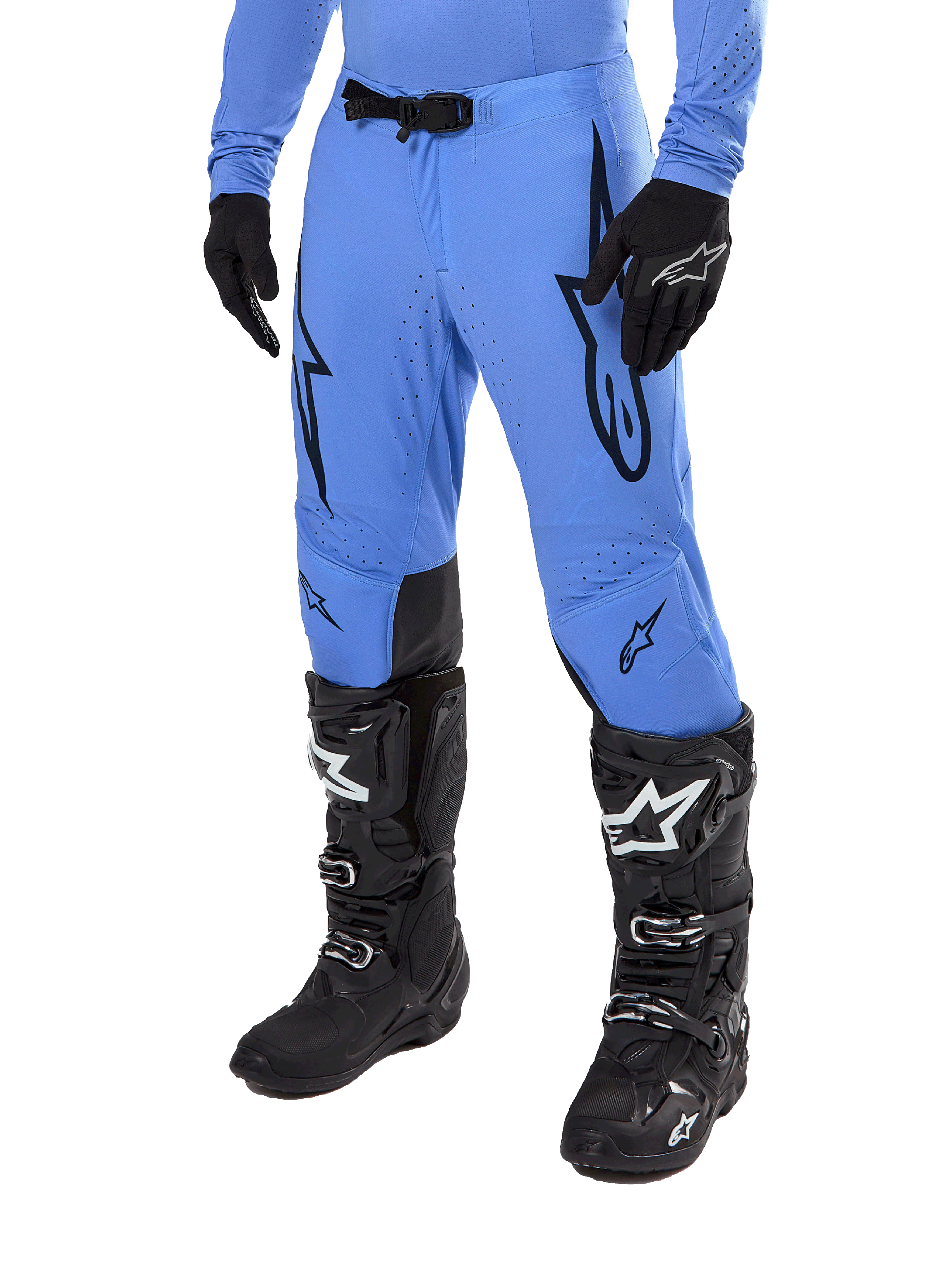 Alpinestars 2024 Supertech Dade Pants, calças de motocross, azul claro com logótipos gráficos pretos, com perfurações de ventilação e fivela magnética na cintura, combinadas com botas e luvas técnicas pretas, equipamento profissional de corrida todo-o-terreno