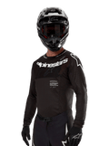 Alpinestars 2024 Supertech Ward Jersey, camisola de motocross, preto e branco, equipamento de alta performance de manga comprida com logótipo Alpinestars proeminente, usada com capacete e luvas a condizer, ajuste atlético para condução todo-o-terreno