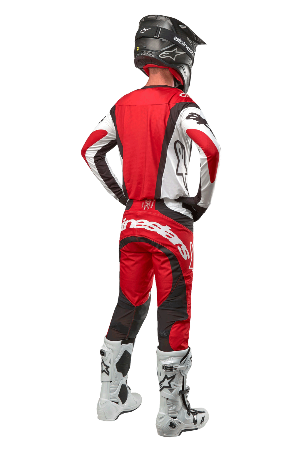 Calças Alpinestars Techstar Ocuri 2024, calças de motocross, Mars Red White Black, vista traseira de um piloto de motocross com equipamento de corrida completo, incluindo camisola a condizer, capacete preto e botas brancas e pretas, destacando a marca Alpinestars e a construção em tecido durável.