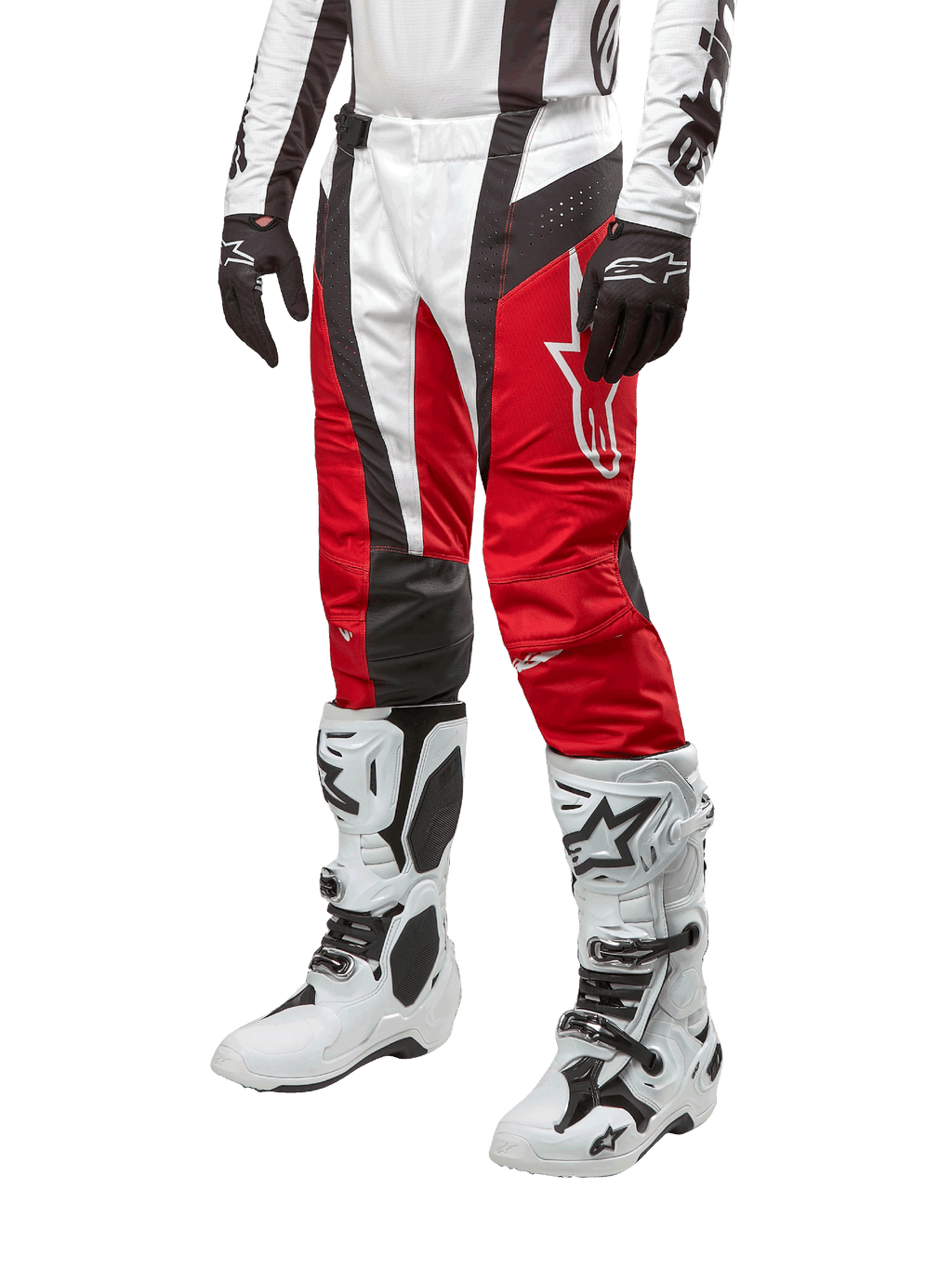 Alpinestars 2024 Techstar Ocuri Pants, calças de motocross, vermelho Mars, branco e preto, usadas com camisola branca e preta a condizer, luvas pretas e botas de corrida brancas com fivelas, equipamento de proteção técnico apresentado sobre um fundo branco