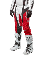 Alpinestars 2024 Techstar Ocuri Pants, calças de motocross, vermelho Mars, branco e preto, usadas com camisola branca e preta a condizer, luvas pretas e botas de corrida brancas com fivelas, equipamento de proteção técnico apresentado sobre um fundo branco