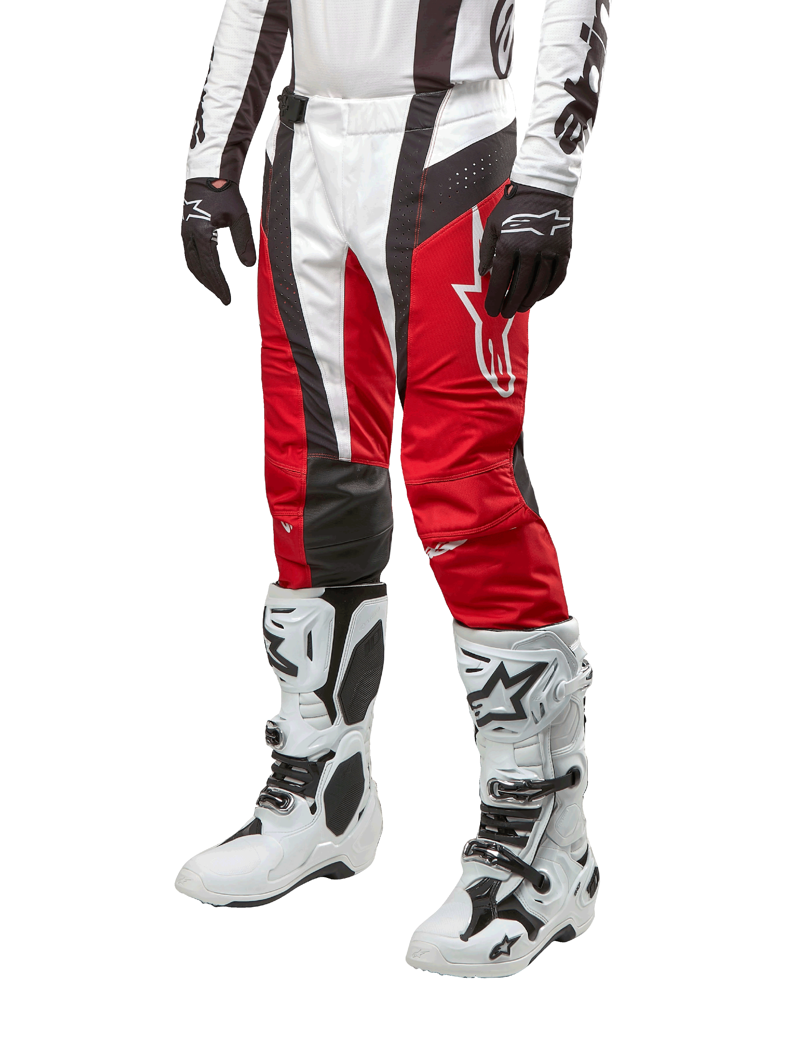 Alpinestars 2024 Techstar Ocuri Pants, calças de motocross, vermelho Mars, branco e preto, usadas com camisola branca e preta a condizer, luvas pretas e botas de corrida brancas com fivelas, equipamento de proteção técnico apresentado sobre um fundo branco