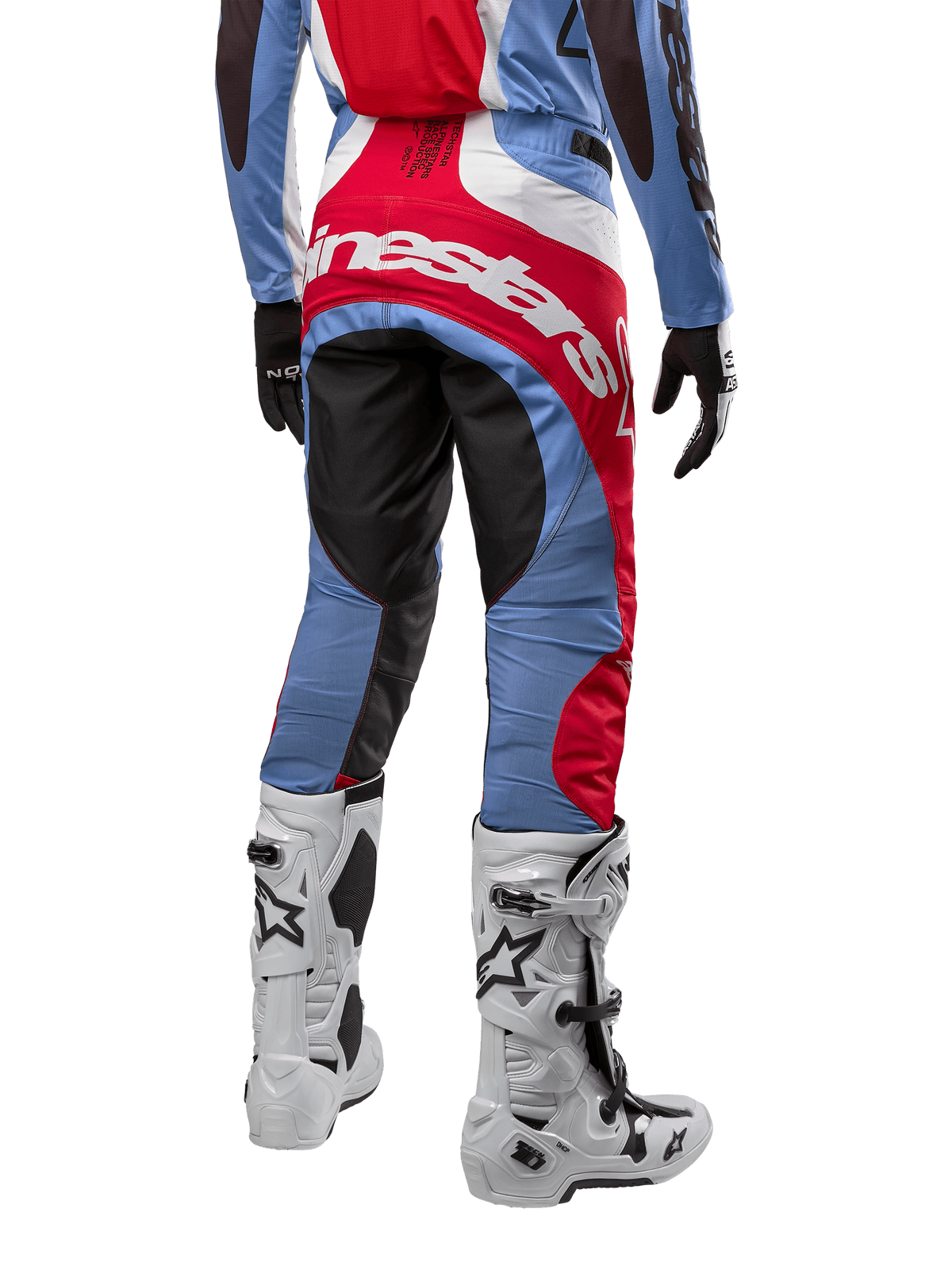 Alpinestars 2024 Techstar Ocuri Pants, calças de motocross em azul claro, vermelho Mars e branco, vista traseira destacando o grande logótipo Alpinestars vermelho no assento, combinadas com botas de corrida brancas e camisola a condizer