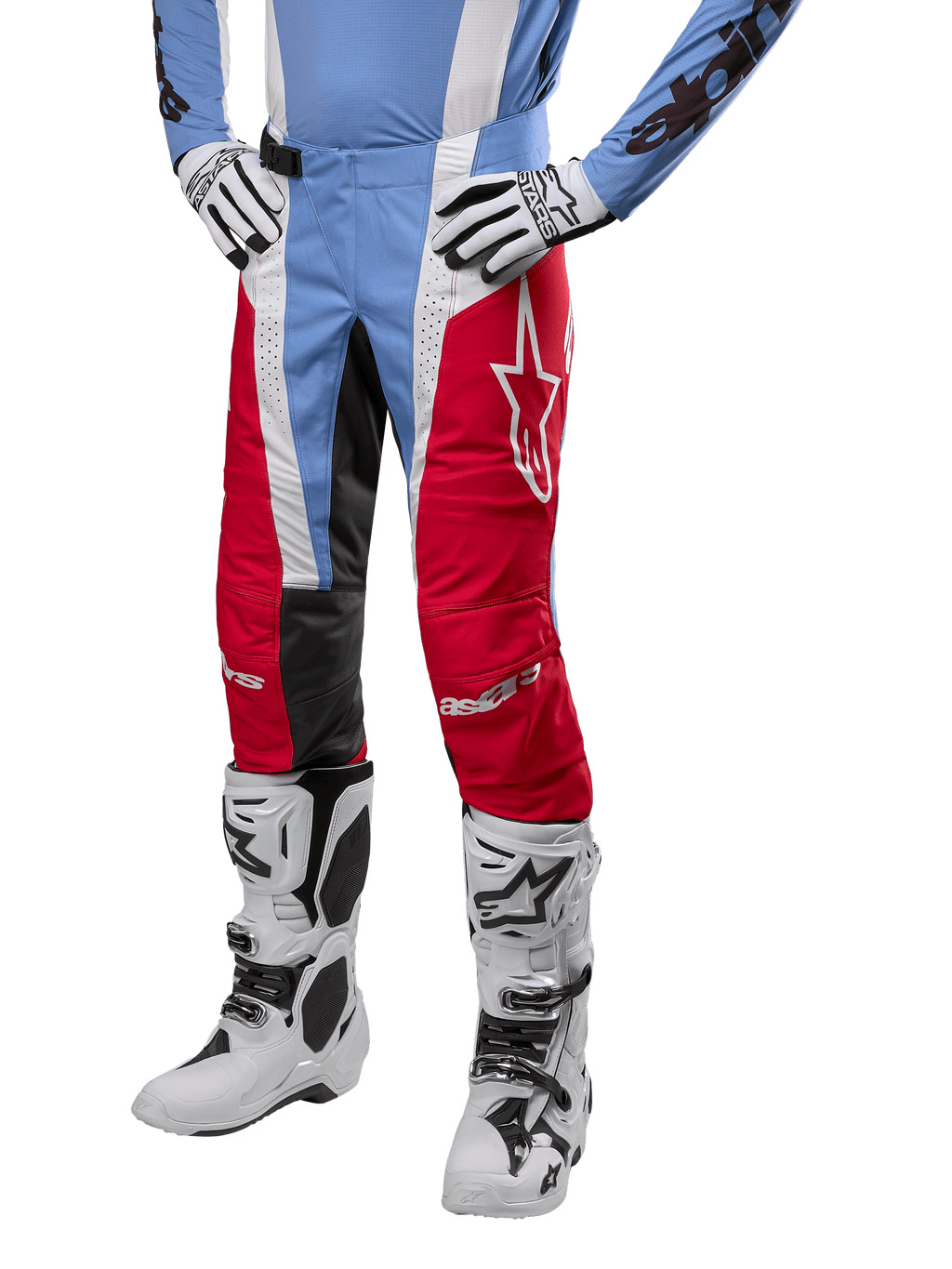 Alpinestars 2024 Techstar Ocuri Pants, calças de motocross, azul claro, vermelho Mars e branco, usadas com camisola azul claro e botas brancas, com o logótipo de estrela na coxa e joelhos reforçados, equipamento completo de corrida todo-o-terreno