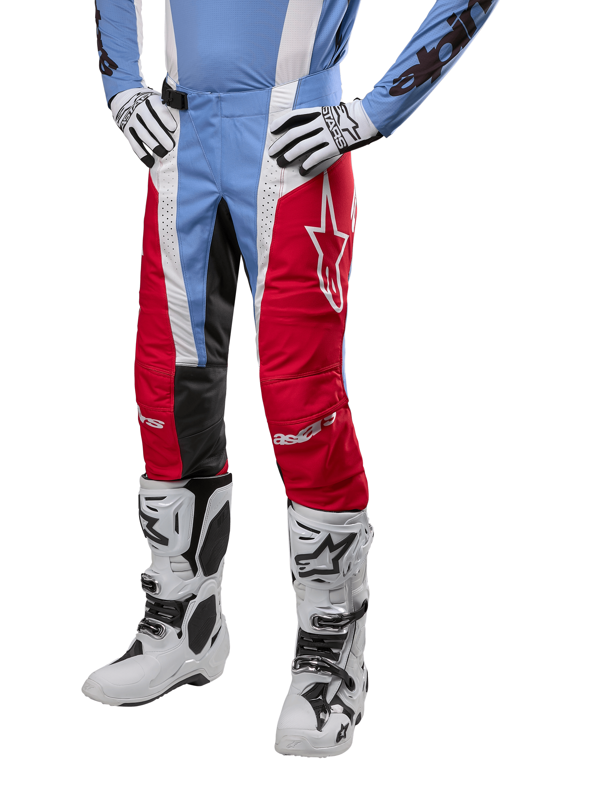 Alpinestars 2024 Techstar Ocuri Pants, calças de motocross, azul claro, vermelho Mars e branco, usadas com camisola azul claro e botas brancas, com o logótipo de estrela na coxa e joelhos reforçados, equipamento completo de corrida todo-o-terreno