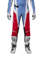 Alpinestars 2024 Techstar Ocuri Pants, calças de motocross, azul claro, vermelho Marte e branco, vista frontal da cintura para baixo, combinadas com botas e luvas de motocross brancas e pretas, equipamento técnico concebido para corridas de todo-o-terreno de alto desempenho.
