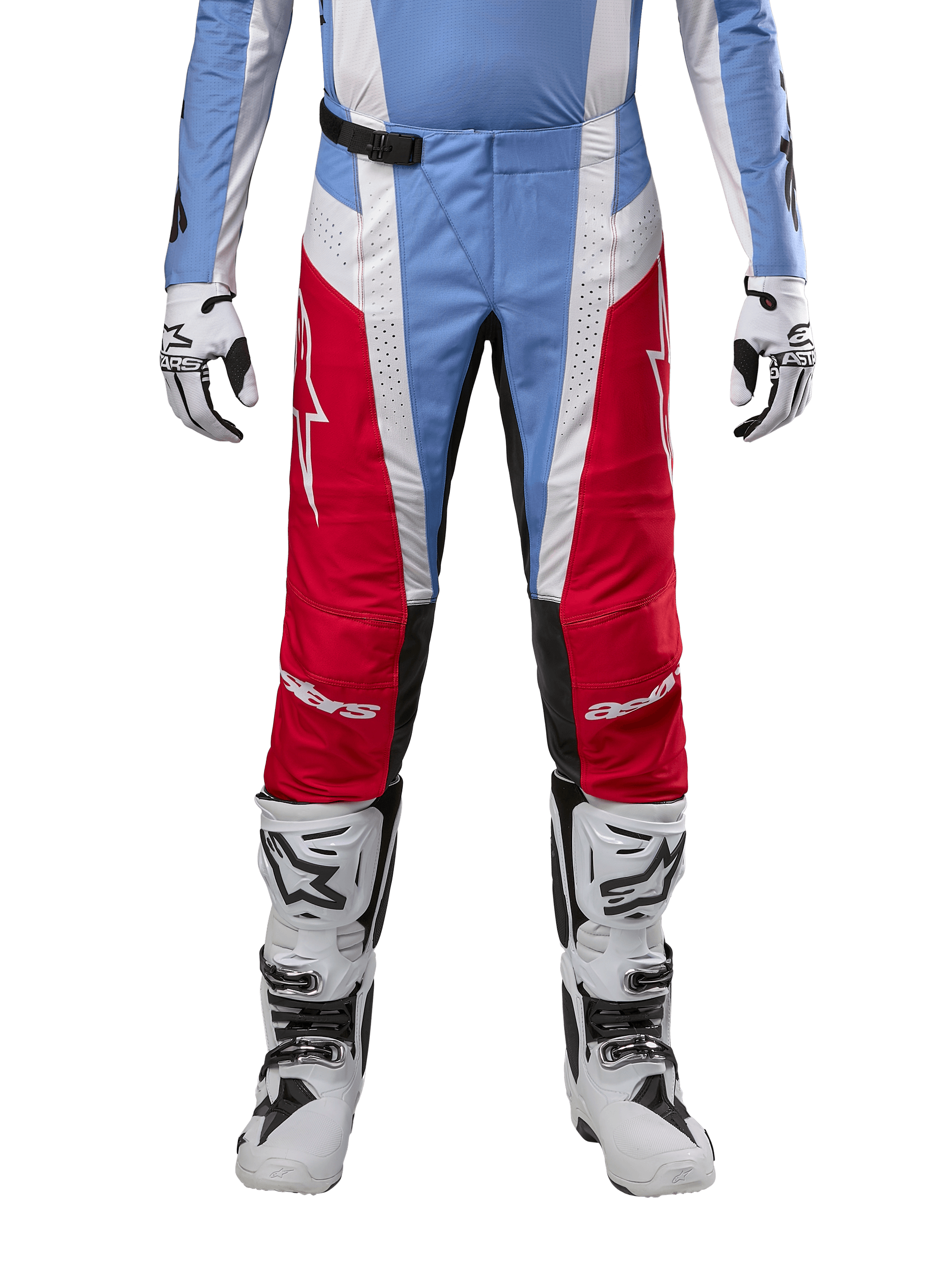 Alpinestars 2024 Techstar Ocuri Pants, calças de motocross, azul claro, vermelho Marte e branco, vista frontal da cintura para baixo, combinadas com botas e luvas de motocross brancas e pretas, equipamento técnico concebido para corridas de todo-o-terreno de alto desempenho.