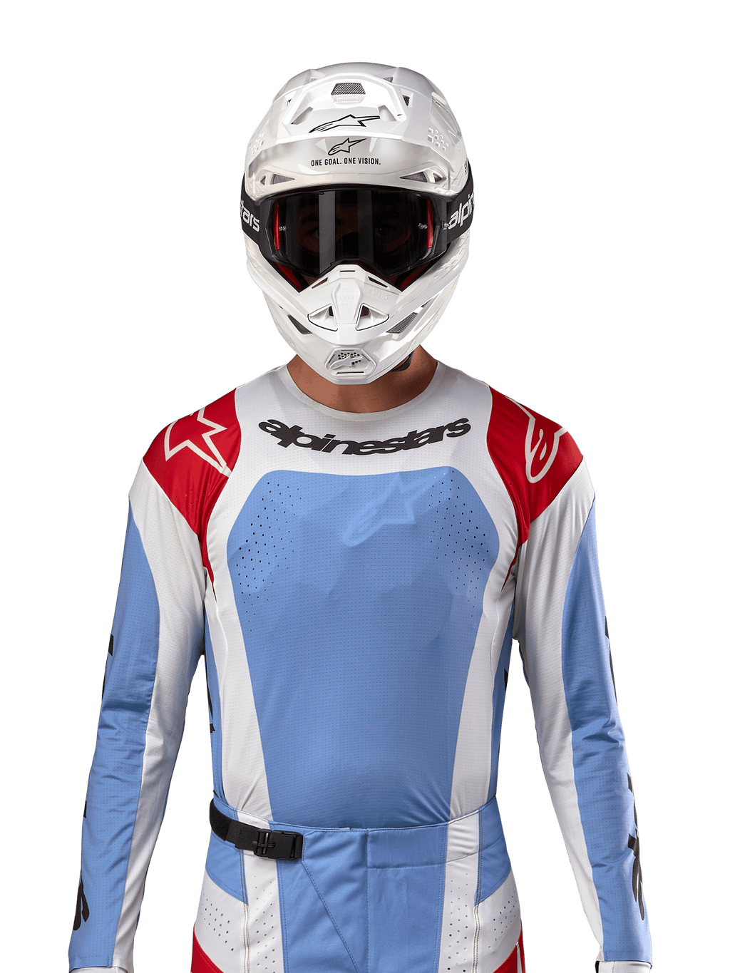 Camisola Alpinestars Techstar Ocuri 2024, camisola de motocross, azul claro, vermelho Mars e branco, vista frontal com ventilação cortada a laser e ajuste atlético, usada com capacete branco e óculos para um visual profissional de corrida todo-o-terreno